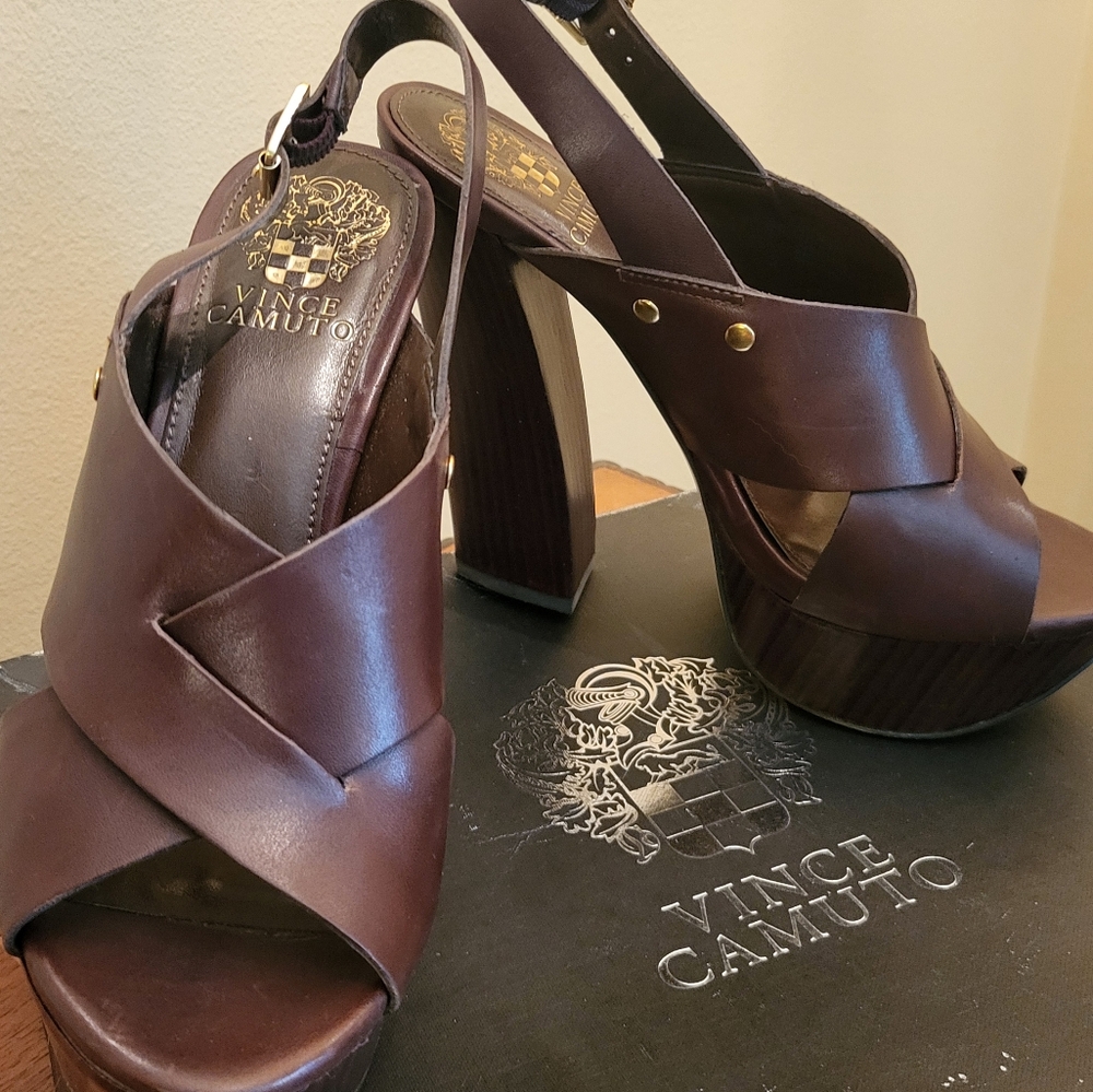 Vince Camuto, open platform shoe, Dk brown w/gold,wood grain, Size 7, like New,